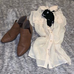 Sleeveless top with necktie